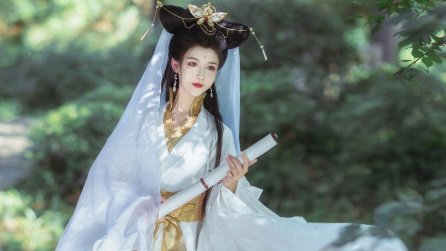刘诗诗身穿阿玛尼顶级高定现身百花奖，从容坦荡尽显格局